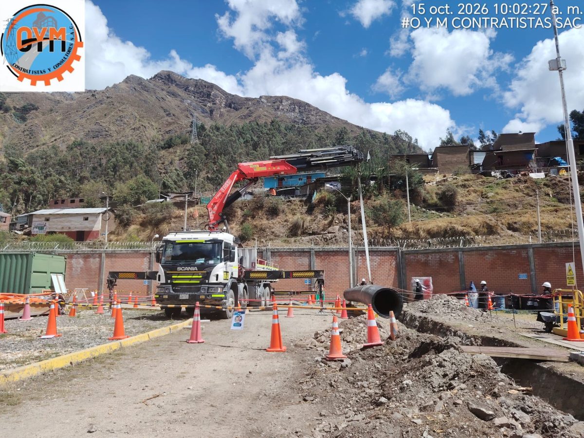 Izaje de tubería con camión grúa hacia zanja